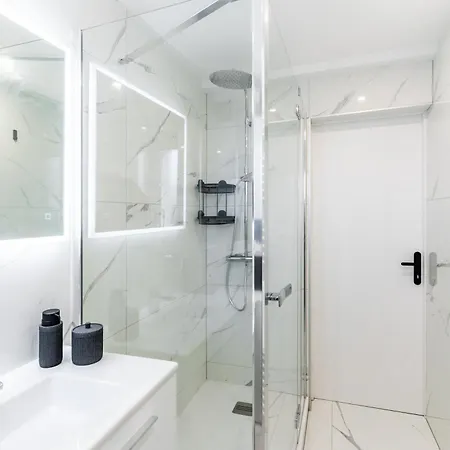 Luxueux, Climatisé, 2 Chambres, Parking Privé Inclus, Design, Confort Premium, 80 M2, Proche Gare Sncf